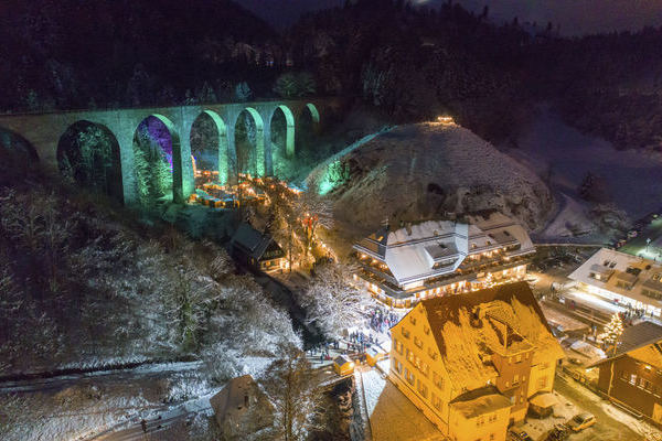 Weihnachtsmarkt in der Ravennaschlucht (c) Hochschwarzwald Tourismus GmbH