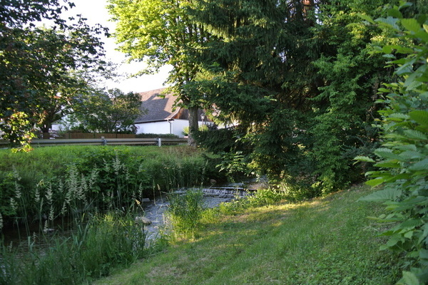 'Plätschernd begrenzt der Klemmbach unseren Garten'