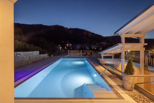 Infinity Aussenpool Wellnesshotel Rothfu�