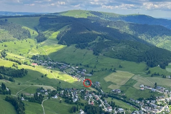 Blick auf Todtnauberg, im Hintergrund Stbenwasen und Feldberg Gipfel. Am Ortsrand: Roter Kreis = Haus am Bach