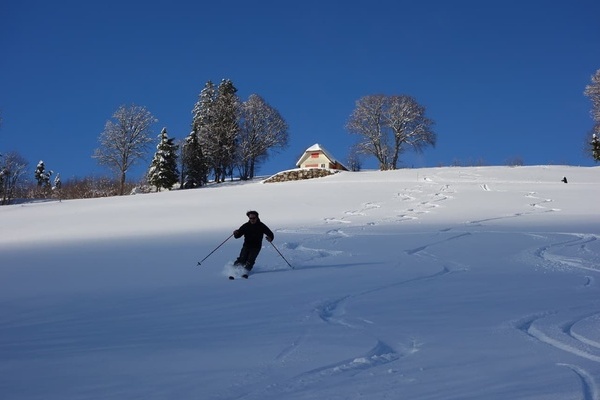 Tiefschneeabfahrt zum Haus