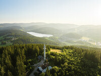 Blick über den Hochfirstturm auf Titisee (Bildnachweis: © Hochschwarzwald Tourismus GmbH)