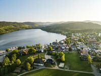 Blick auf die Gemeinde Titisee und den See, sowie das Riesenrad (Bildnachweis: © Hochschwarzwald Tourismus GmbH)