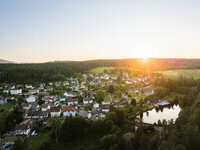 Blick auf den Ort Friedenweiler und den Klostersee (Bildnachweis: © Hochschwarzwald Tourismus GmbH) Blick auf den Ort Friedenweiler und den Klostersee (Bildnachweis: © Hochschwarzwald Tourismus GmbH)