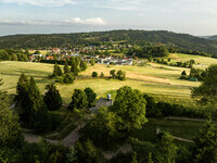 Blick auf die Gemeinde Husern mit der Wittlisberger Kapelle (Bildnachweis:  Hochschwarzwald Tourismus GmbH)