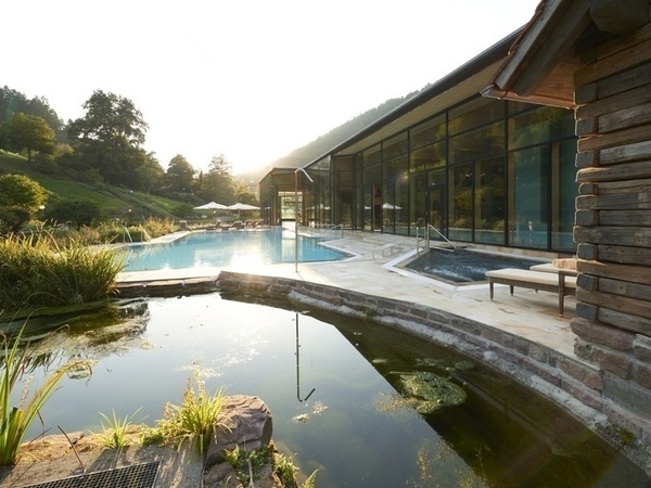 Auenbecken der Mineraltherme Bad Teinach bei wunderschnem Wetter. Bildnachweis: Mit freundlicher Genehmigung der Hotel Therme Bad Teinach