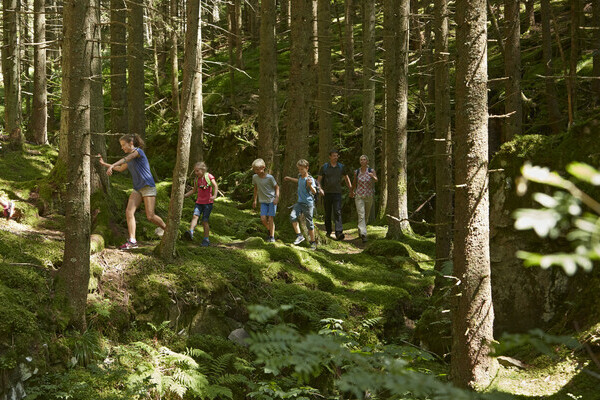 Familie beim Wandern in der Rtenbachschlucht Bildnachweis: Hochschwarzwald Tourismus GmbH/ Christoph Dpper